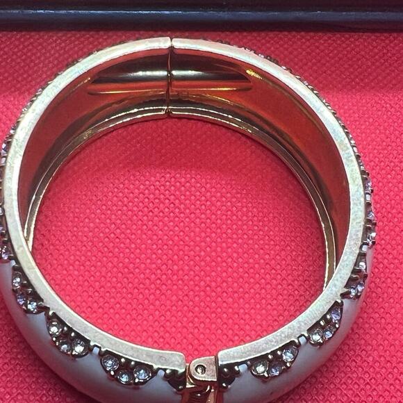 STELLA & DOT Cream Rhinestone Enamel Hinged Bangle Bracelet Chunky GoldTone - Picture 8 of 12